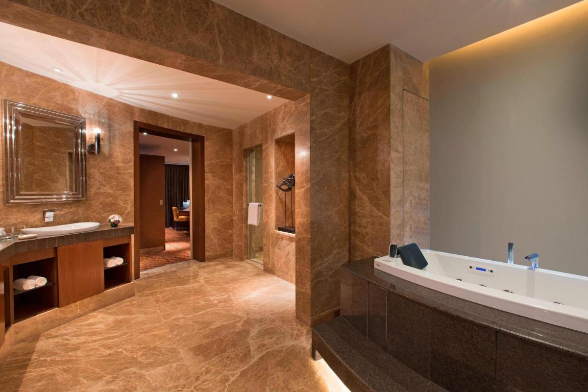 a large bathroom with a sink and a tub at Sheraton Grand Bangalore Hotel at Brigade Gateway in Bengaluru