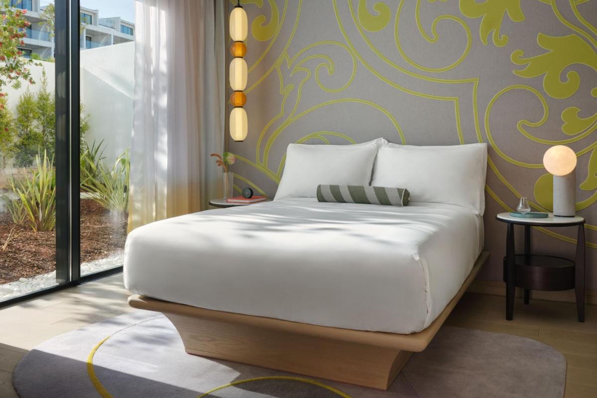 Uma cama ou camas num quarto em W Residences Algarve