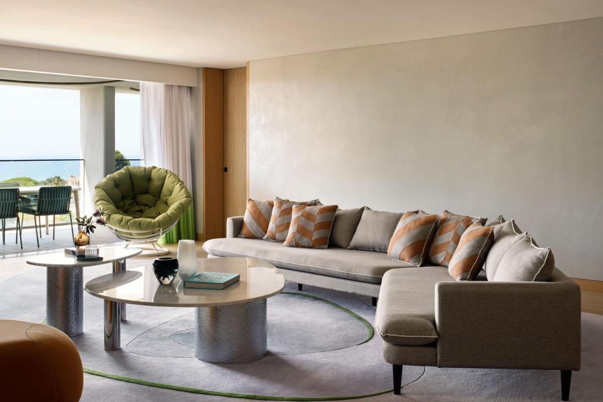 Uma área de estar em W Residences Algarve