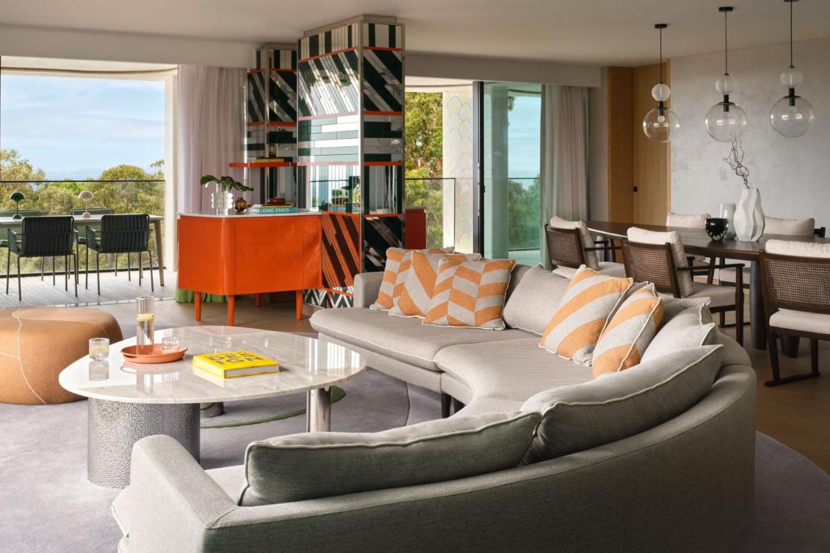 Uma área de estar em W Residences Algarve