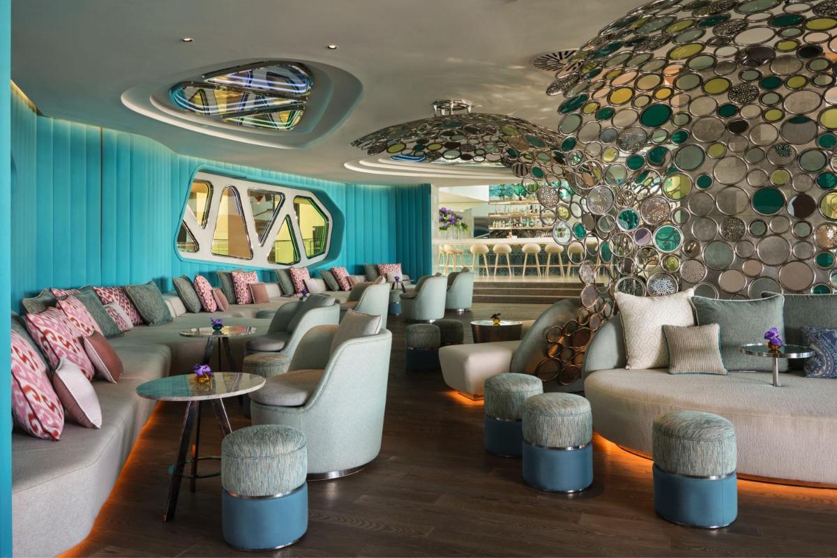 Uma área de estar em W Residences Algarve