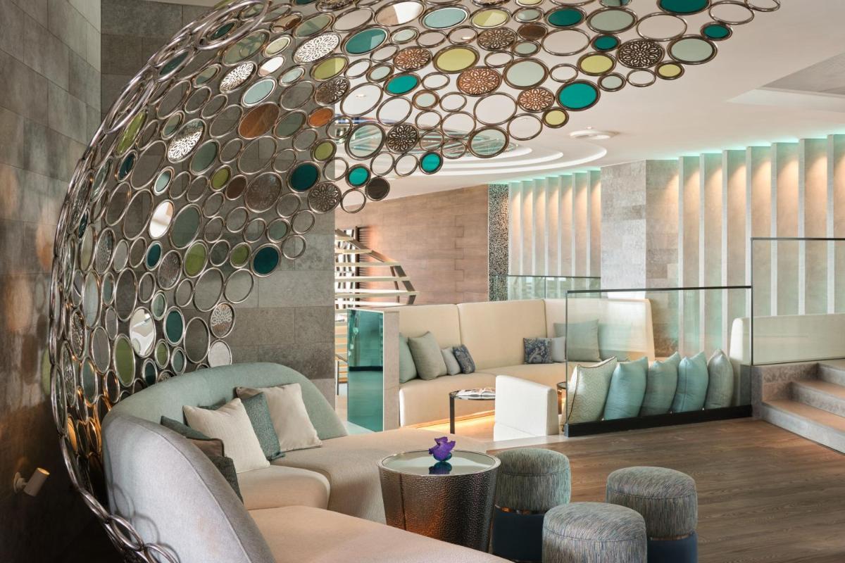 Uma área de estar em W Residences Algarve