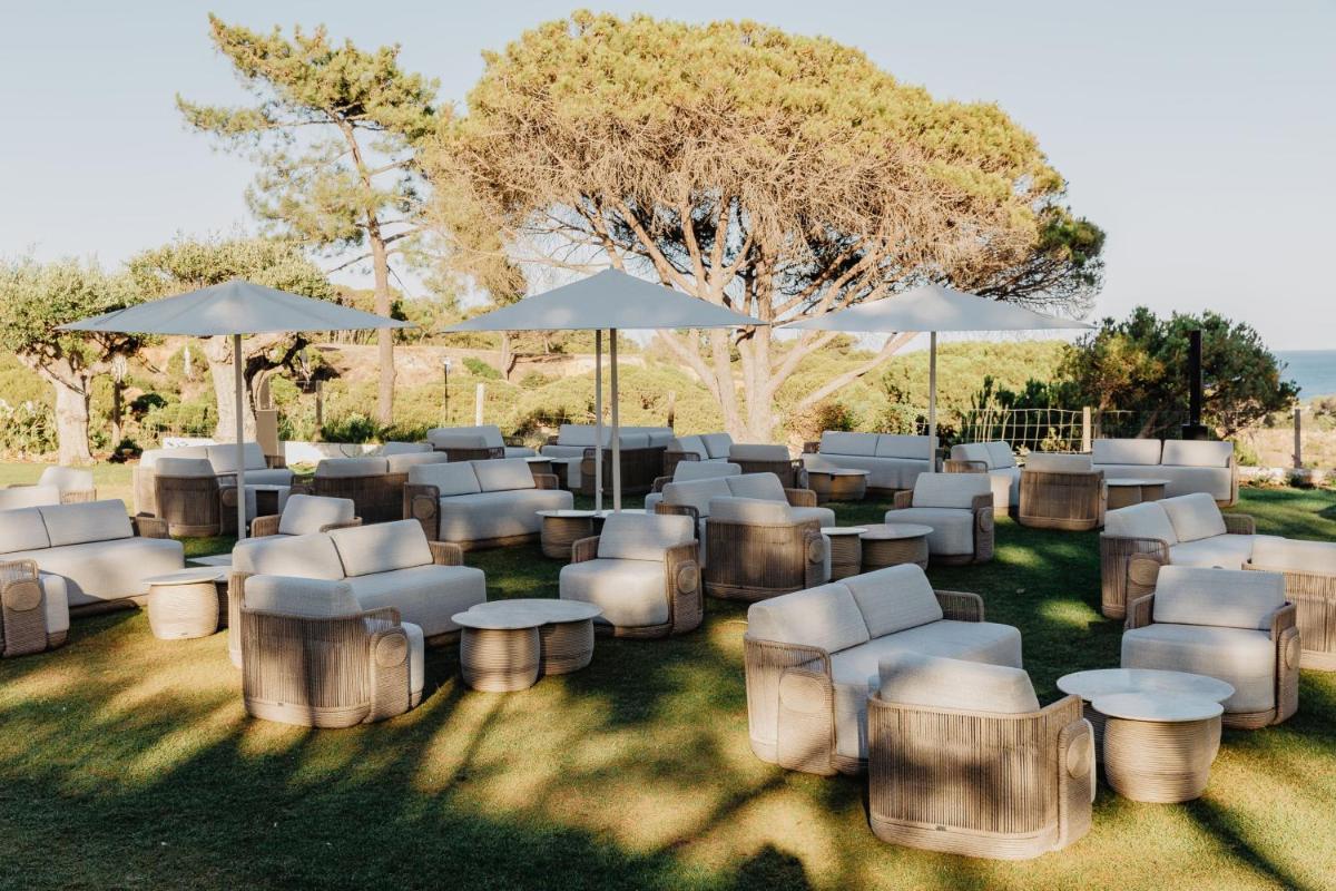 Um jardim no exterior de W Residences Algarve