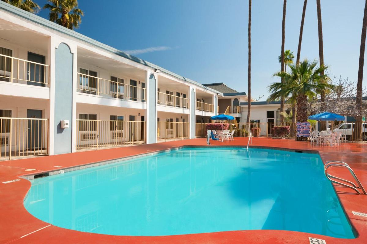 Travelodge by Wyndham Bakersfield - Housity