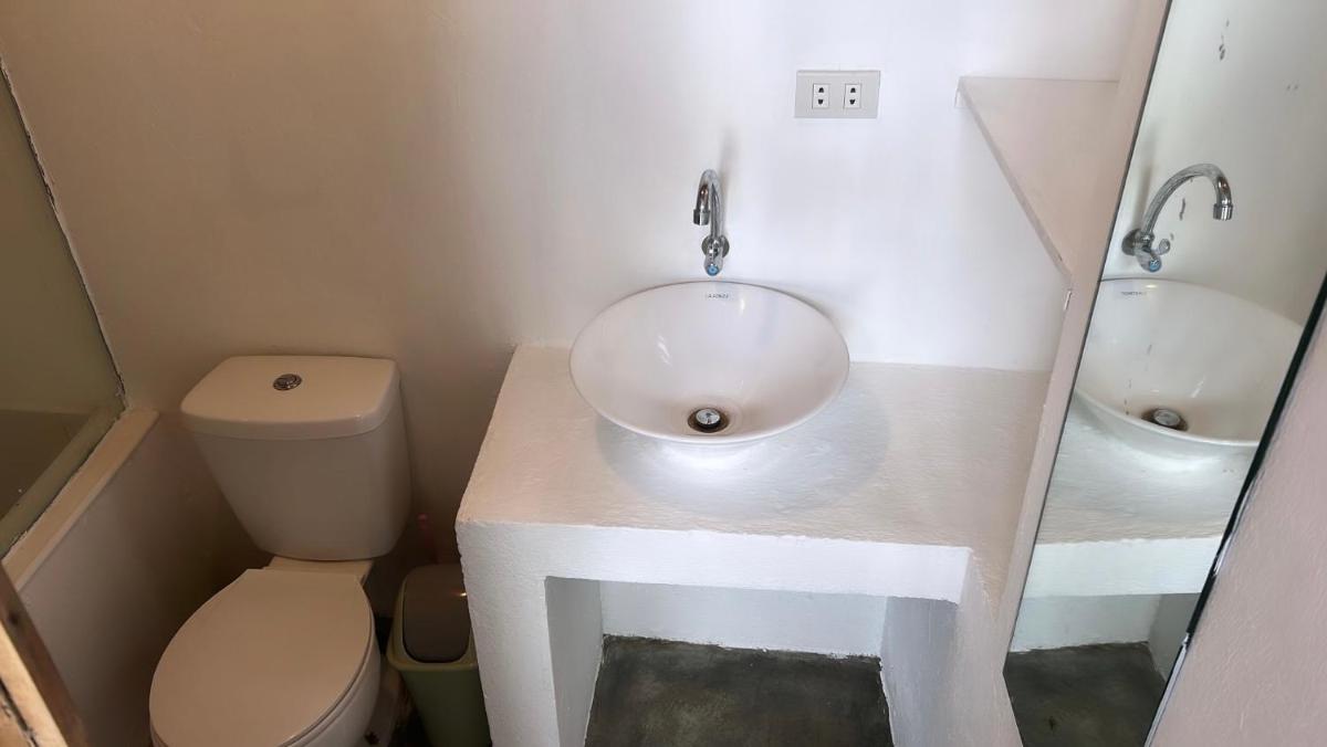 Yay Lodge SIARGAO, private room 2 with AC & hot shower and fast Starlink Wifi - Housity