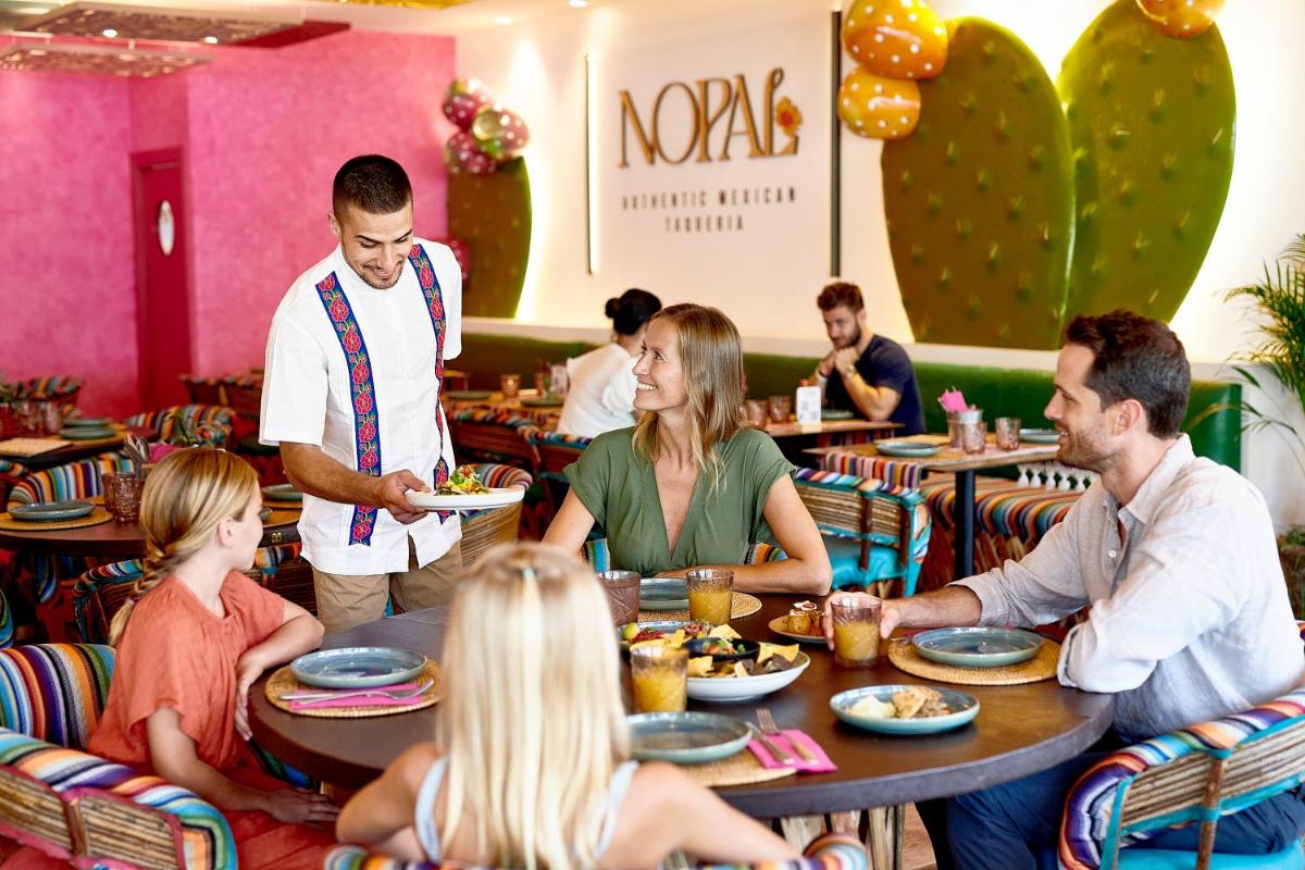 un grupo de personas sentadas en una mesa en un restaurante en Iberostar Selection Albufera Park All Inclusive, en Playa de Muro