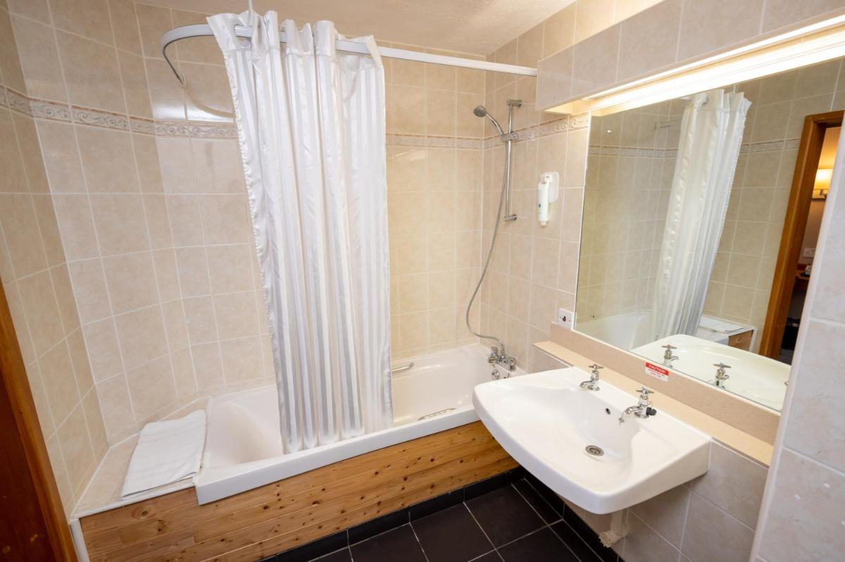 Bridge Inn - Housity