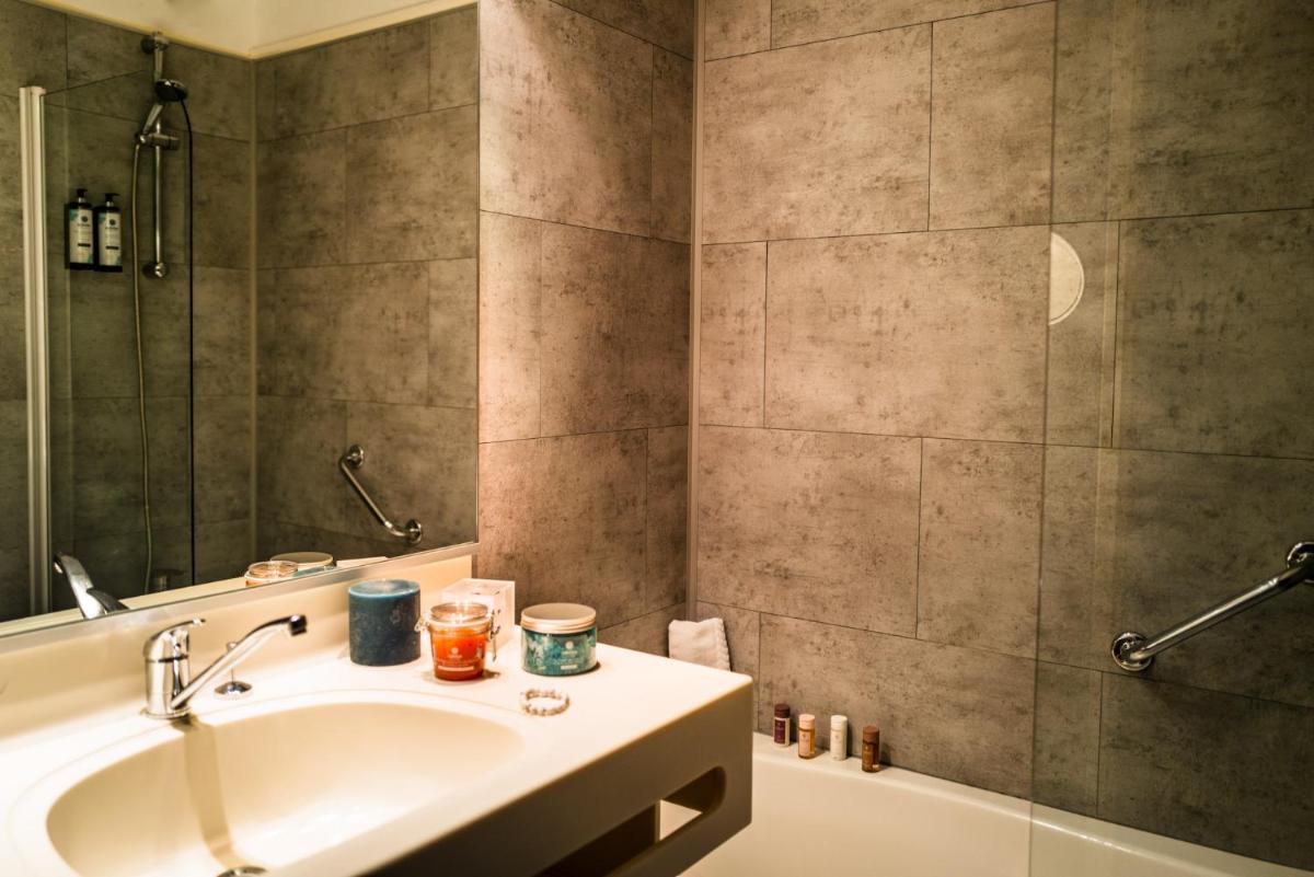 Salle de bains dans l'établissement Hôtel Valdys Thalasso & Spa - les Pins