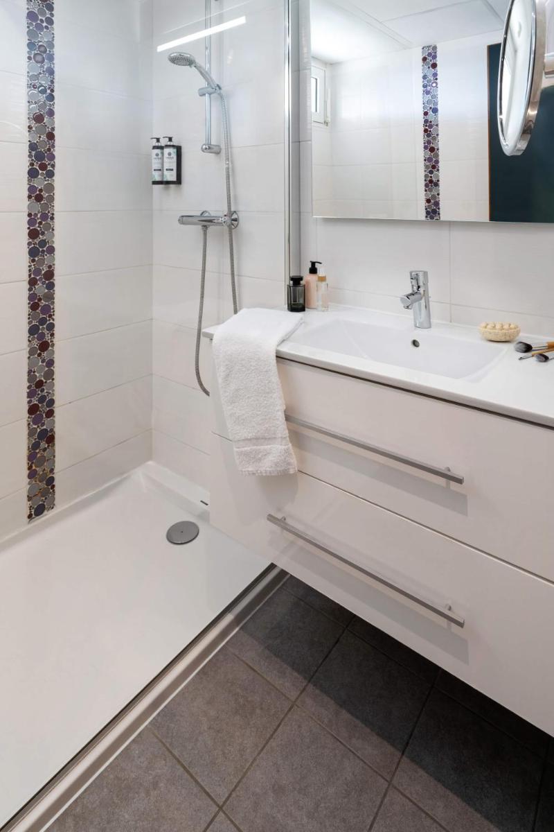 Salle de bains dans l'établissement Hôtel Valdys Thalasso & Spa - les Pins