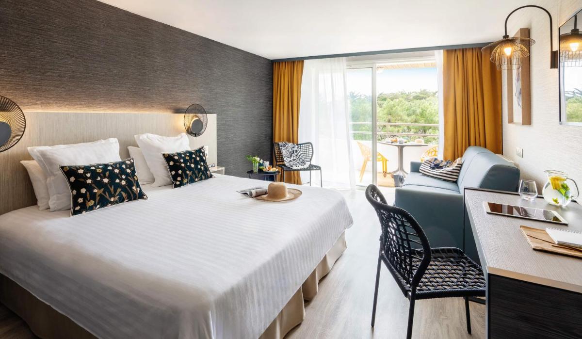 Un ou plusieurs lits dans un hébergement de l'établissement Hôtel Valdys Thalasso & Spa - les Pins