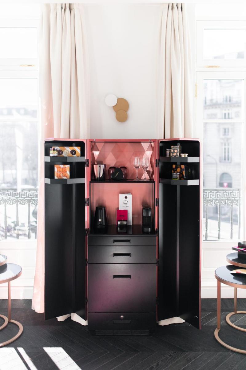 une pièce avec deux armoires noires et une fenêtre dans l'établissement Fauchon l'Hôtel Paris, à Paris
