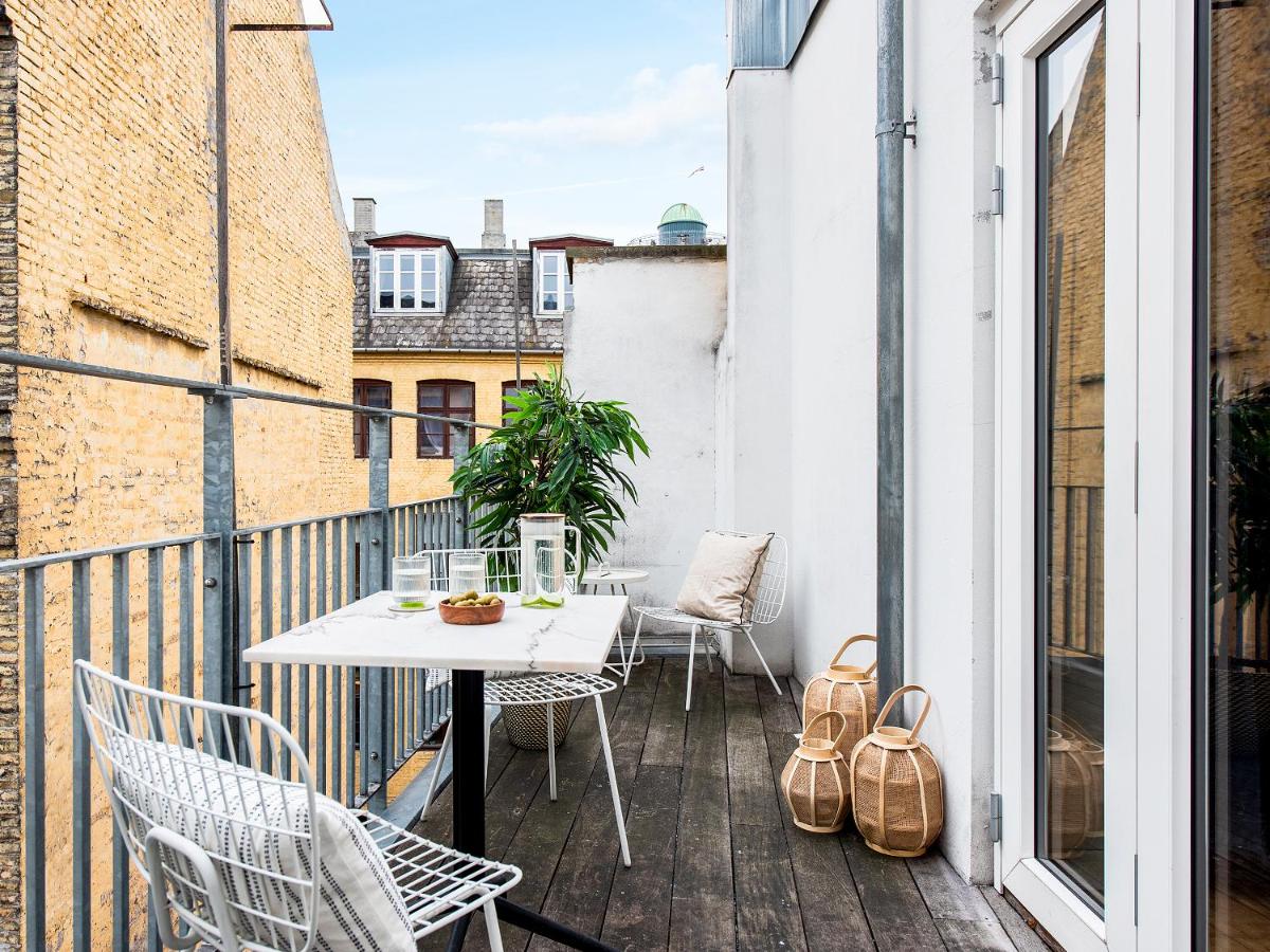 Sanders Leaves - Chic Three-Bedroom Apartment In Downtown Copenhagen - Housity