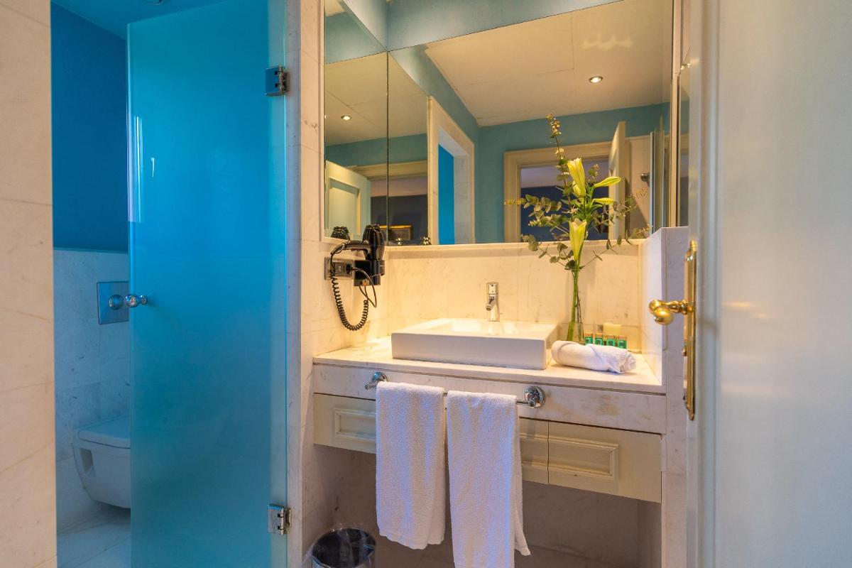 Un baño de Hotel Blancafort Spa Termal