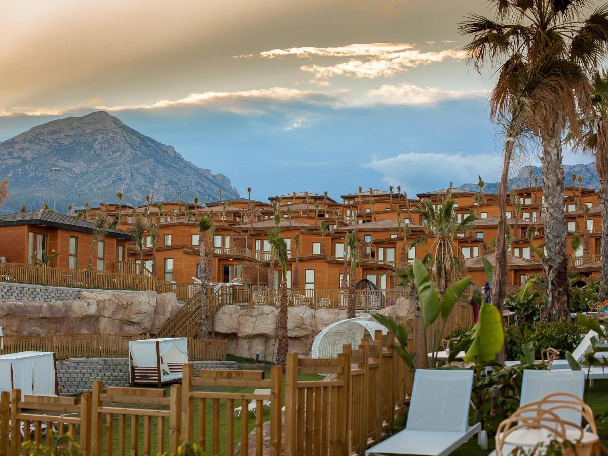 Una vista de una ciudad con una montaña al fondo. en Magic Natura Resort, en Benidorm