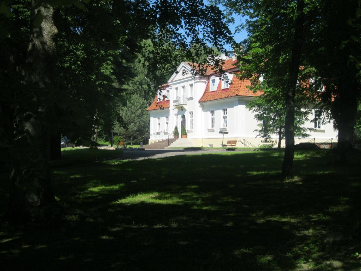 Hotel Księżycowy Dworek - Housity