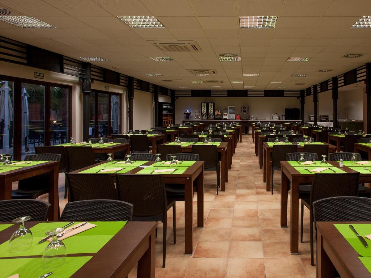 Un restaurante o sitio para comer en Magic Natura Resort
