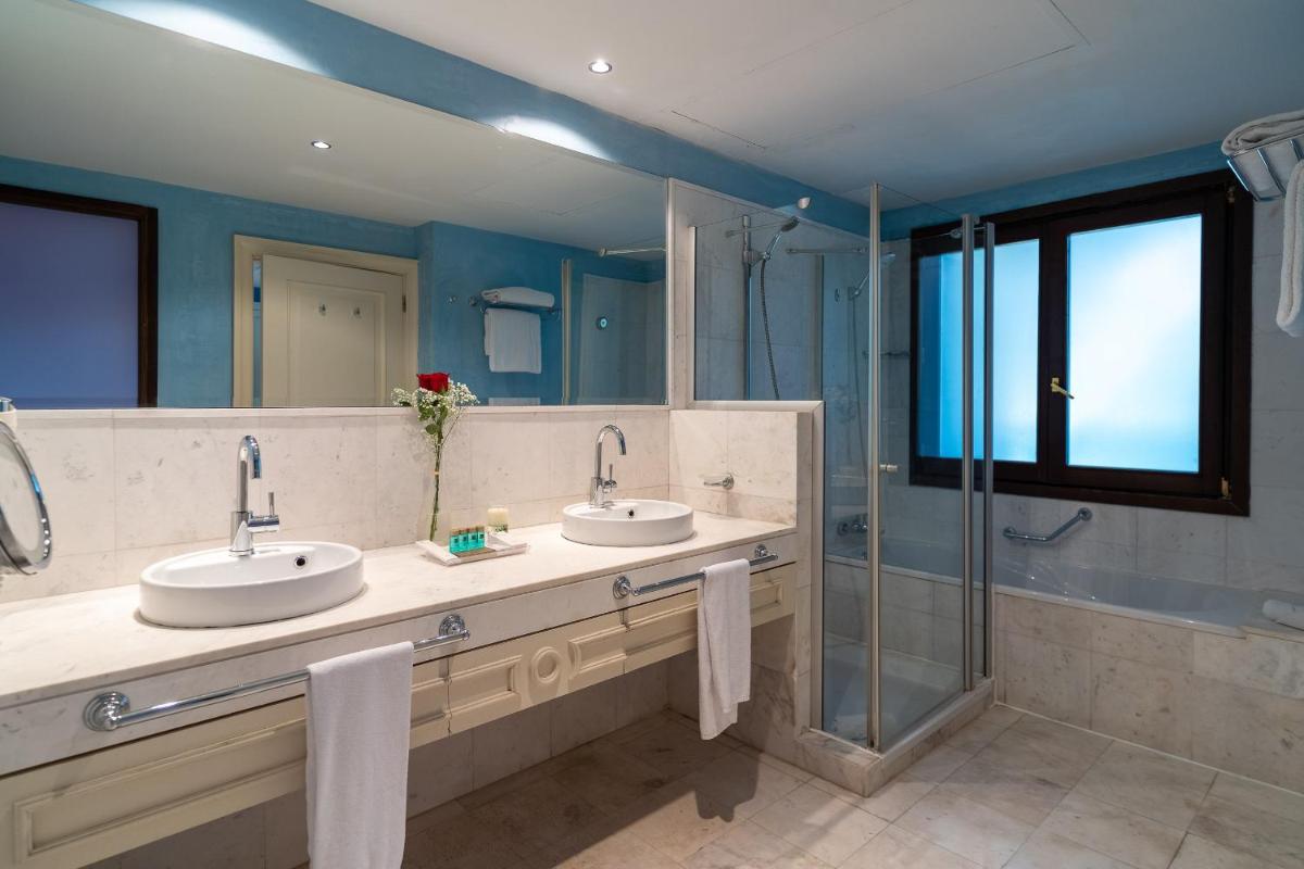 Un baño de Hotel Blancafort Spa Termal