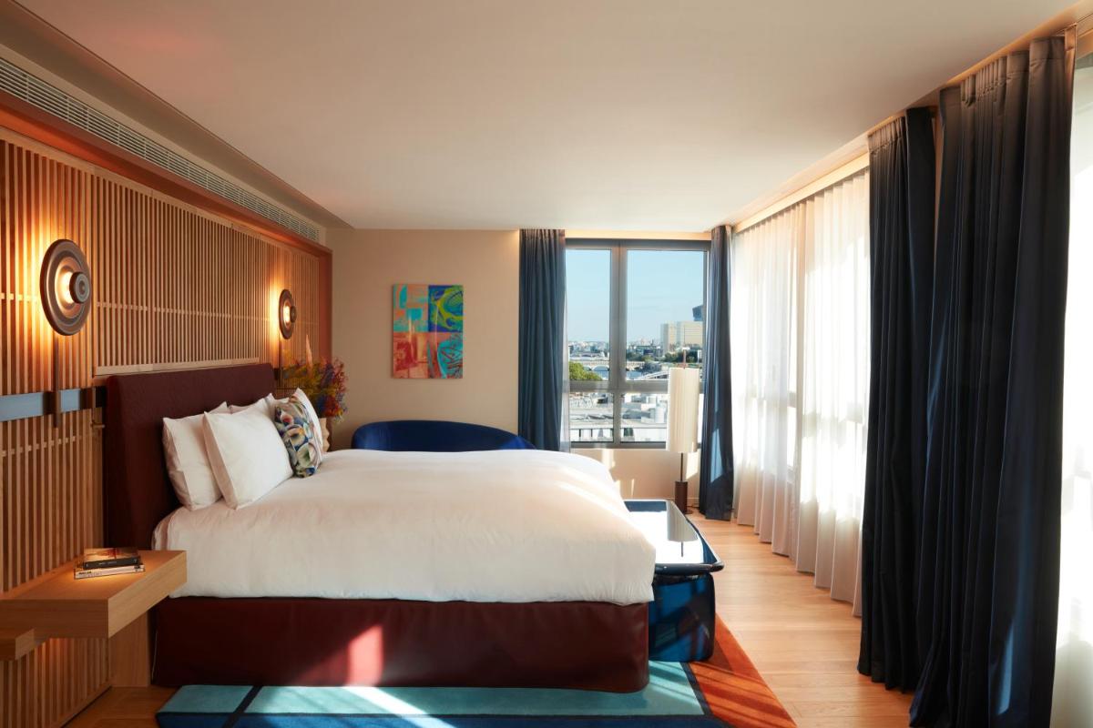 Un ou plusieurs lits dans un hébergement de l'établissement SO/ Paris Hotel