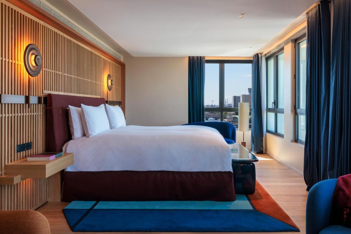 Un ou plusieurs lits dans un hébergement de l'établissement SO/ Paris Hotel