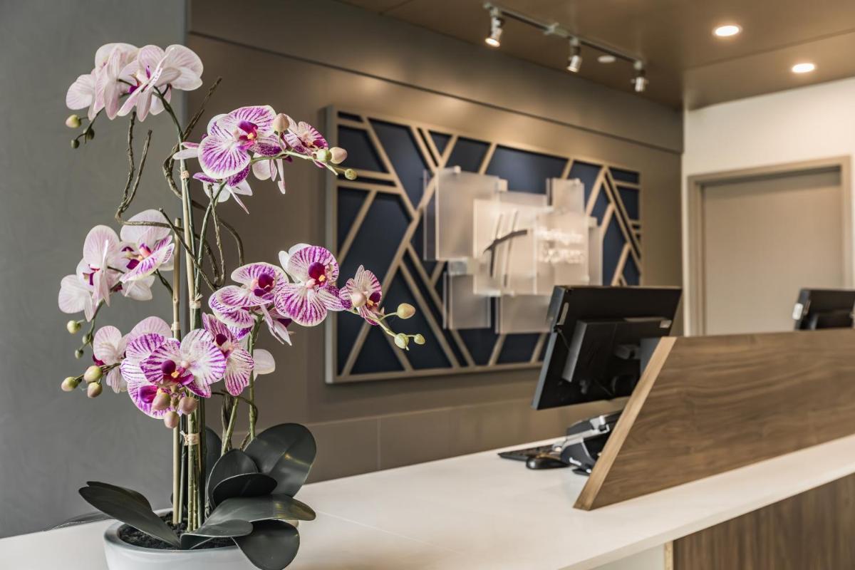 Holiday Inn Express Toronto-North York, an IHG Hotel - Housity