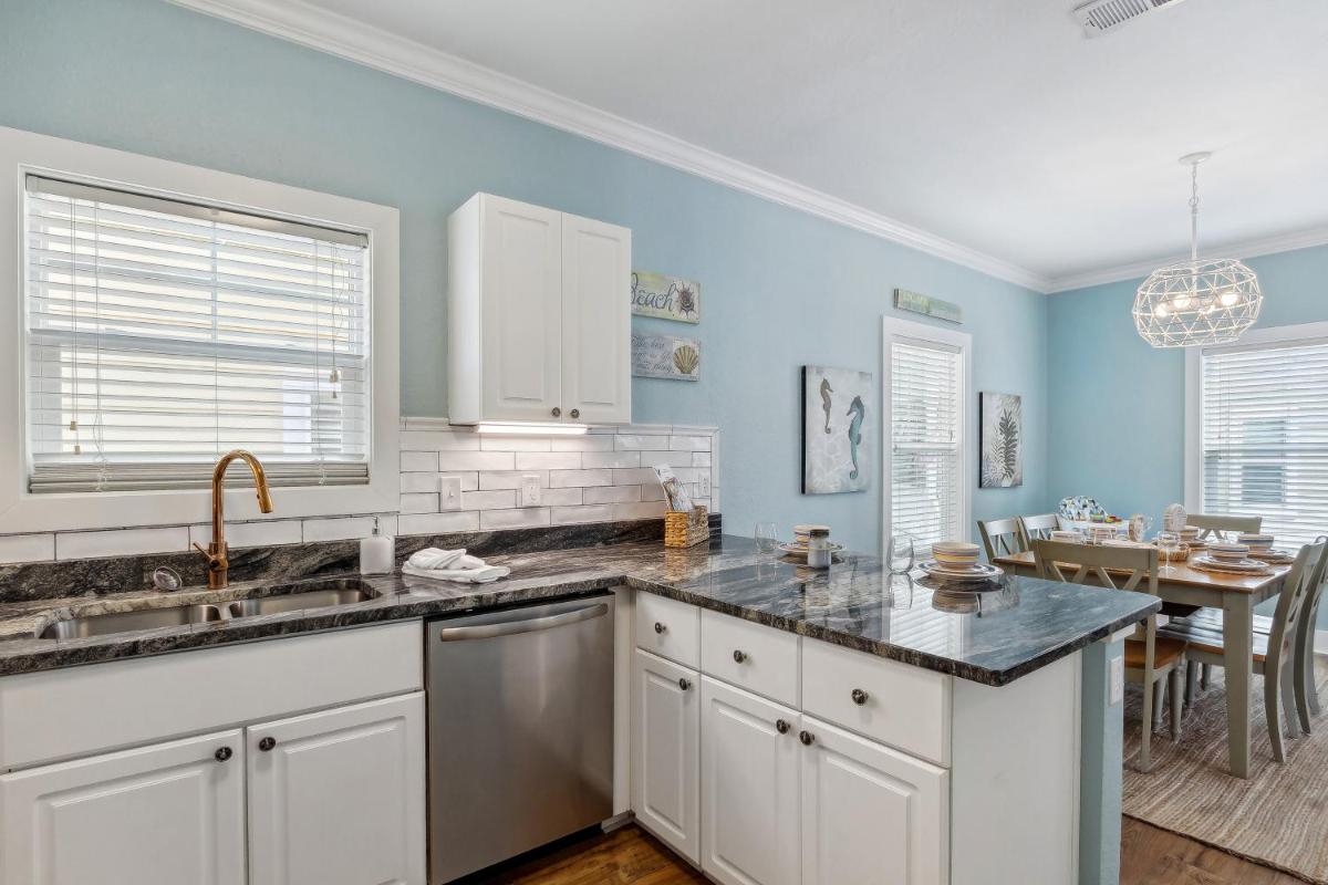 Family-Friendly Pensacola Home Less Than 1 Mi to Beach! - Housity