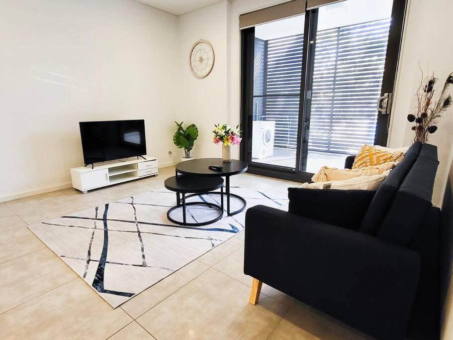 Modern Elegance: 2 Bedroom Oasis w/ Free Parking - Housity