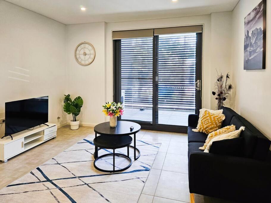 Suitetrails - Modern Elegance: 2 Bedroom Oasis w/ Free Parking