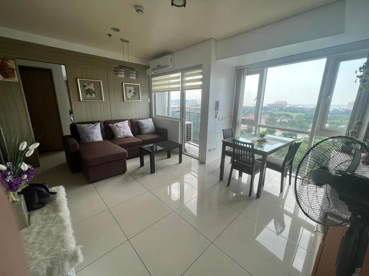 De Luxe, Standard and Studio Suites -The Breeze Residences-close to Airport,Mall of Asia, US Embassy - Housity