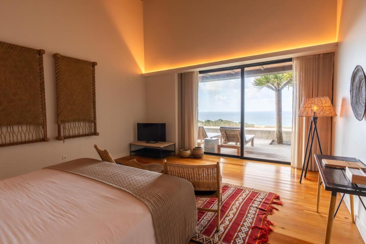 um quarto com uma cama e vista para o oceano em SENSI Azores Nature and SPA em Ginetes