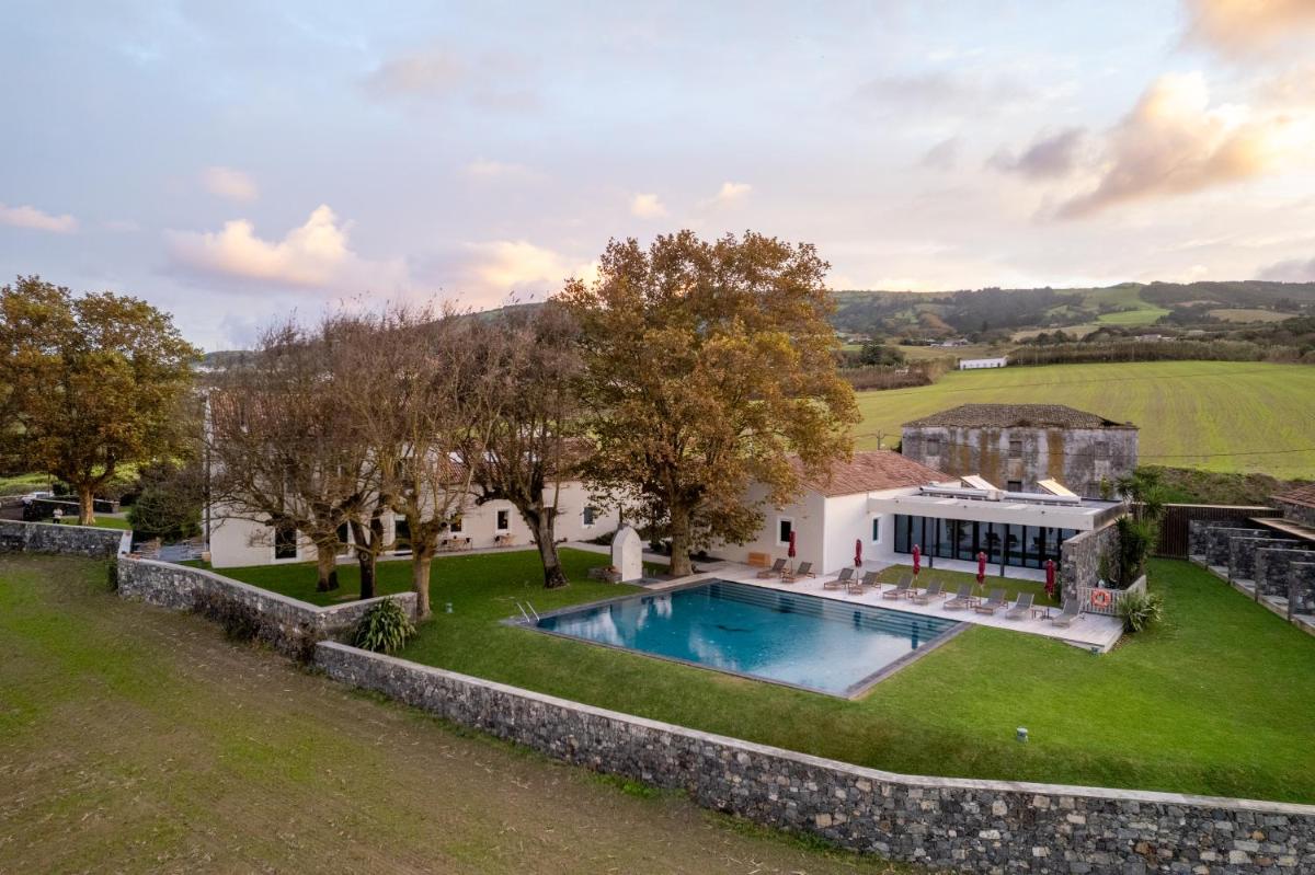 uma propriedade com uma piscina e uma casa em SENSI Azores Nature and SPA em Ginetes