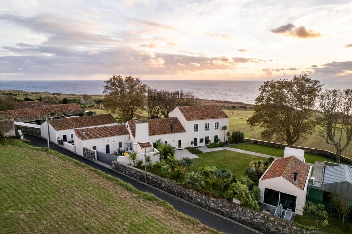 uma vista aérea de uma casa com o oceano ao fundo em SENSI Azores Nature and SPA em Ginetes