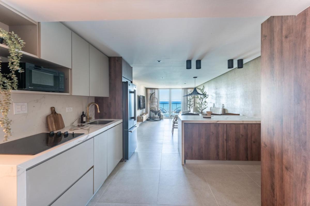 OCEAN VIEW DELUXE SUITE: PVT. BEACH & POOL - Housity