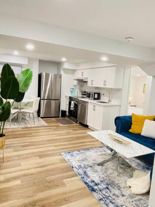 Luxury 2-Bed Suit with Free Parking, Gazebo & Fire Pit - Housity