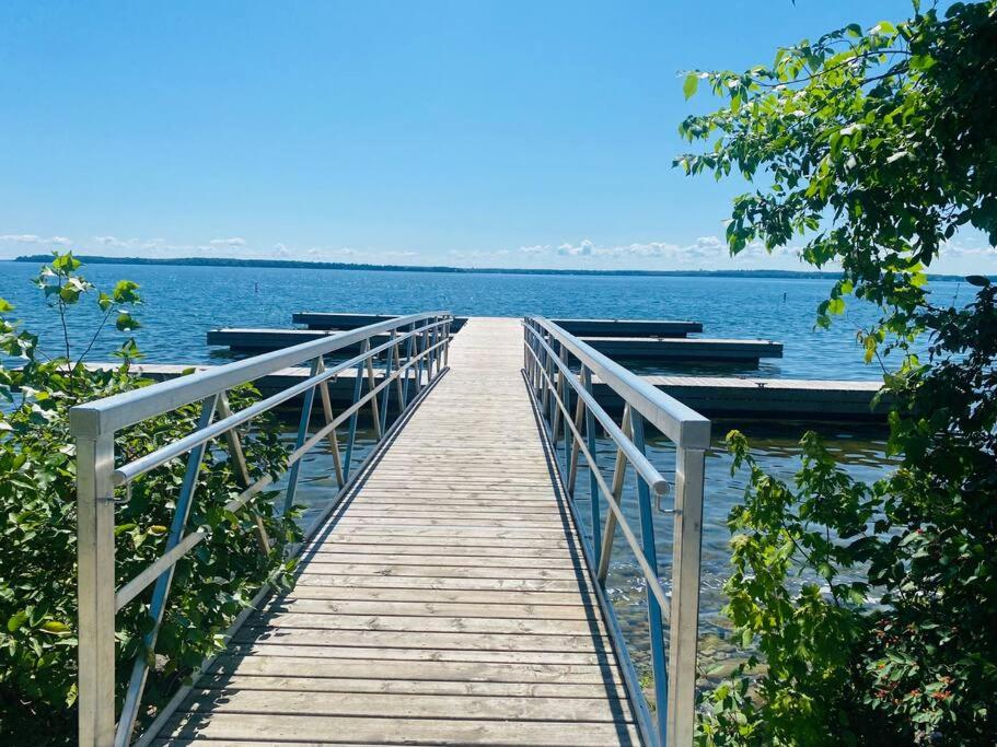 Luxury 2-Bed Suit with Free Parking, Gazebo & Fire Pit - Housity