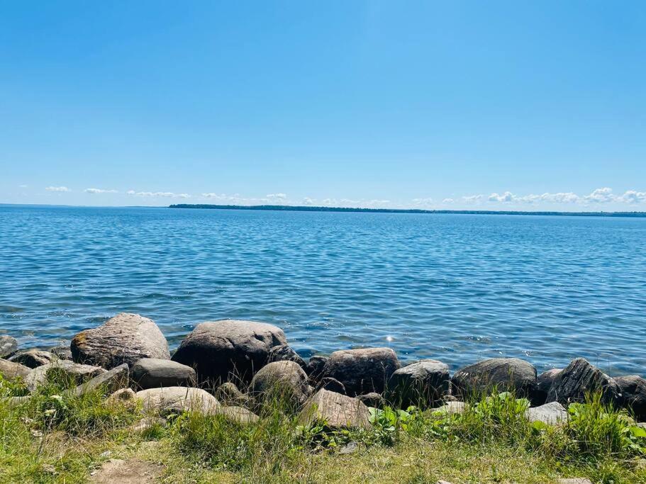 Luxury 2-Bed Suit with Free Parking, Gazebo & Fire Pit - Housity