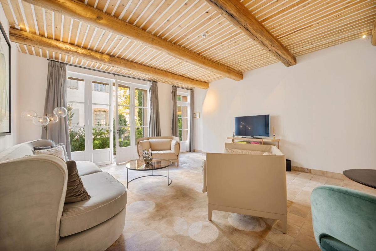 Coin salon dans l'établissement Château de la Gaude