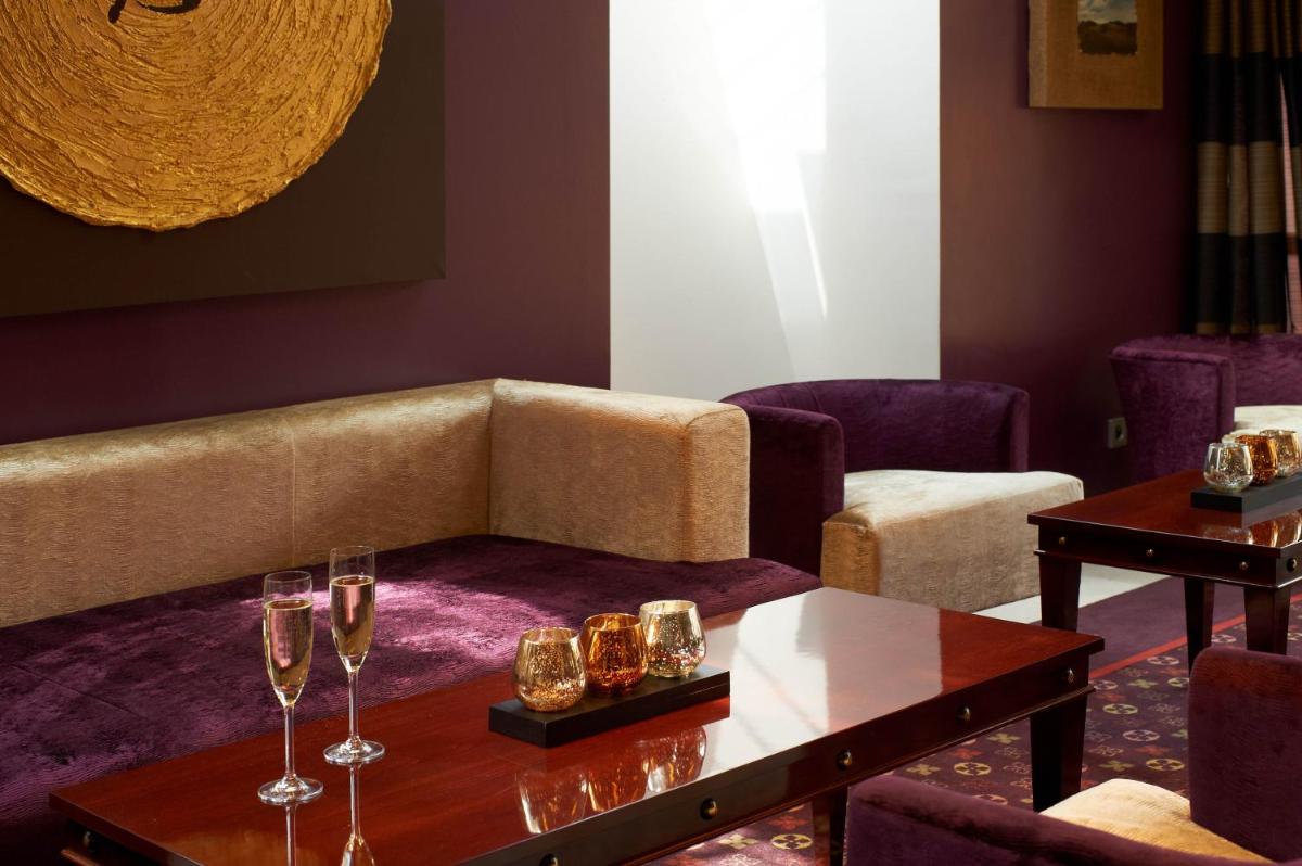 Coin salon dans l'établissement Hostellerie Des Châteaux & Spa