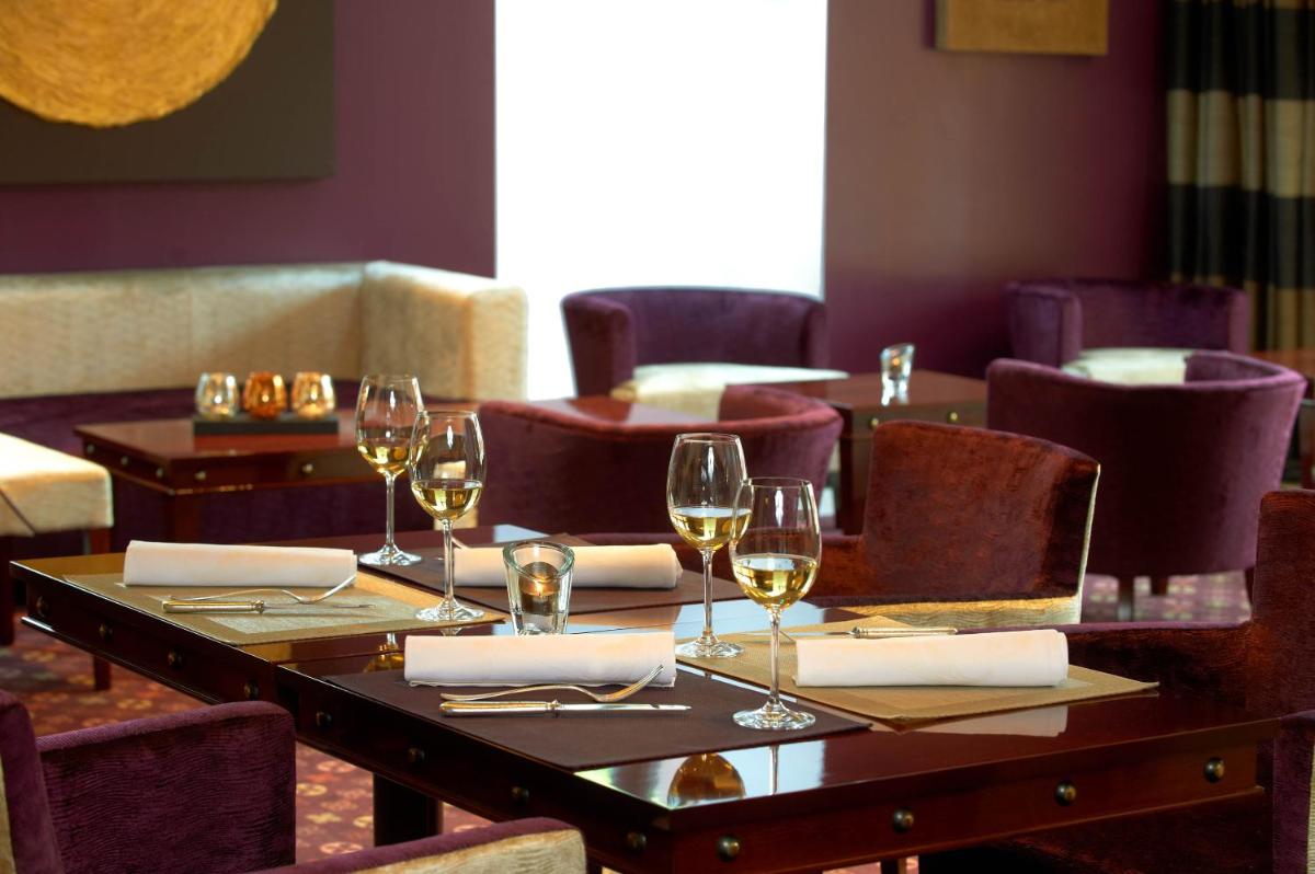 Coin salon dans l'établissement Hostellerie Des Châteaux & Spa