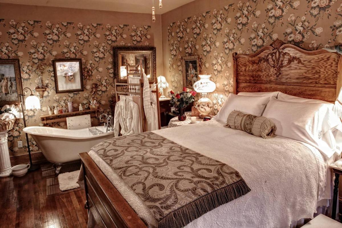 The Queen, A Victorian Bed & Breakfast - Housity