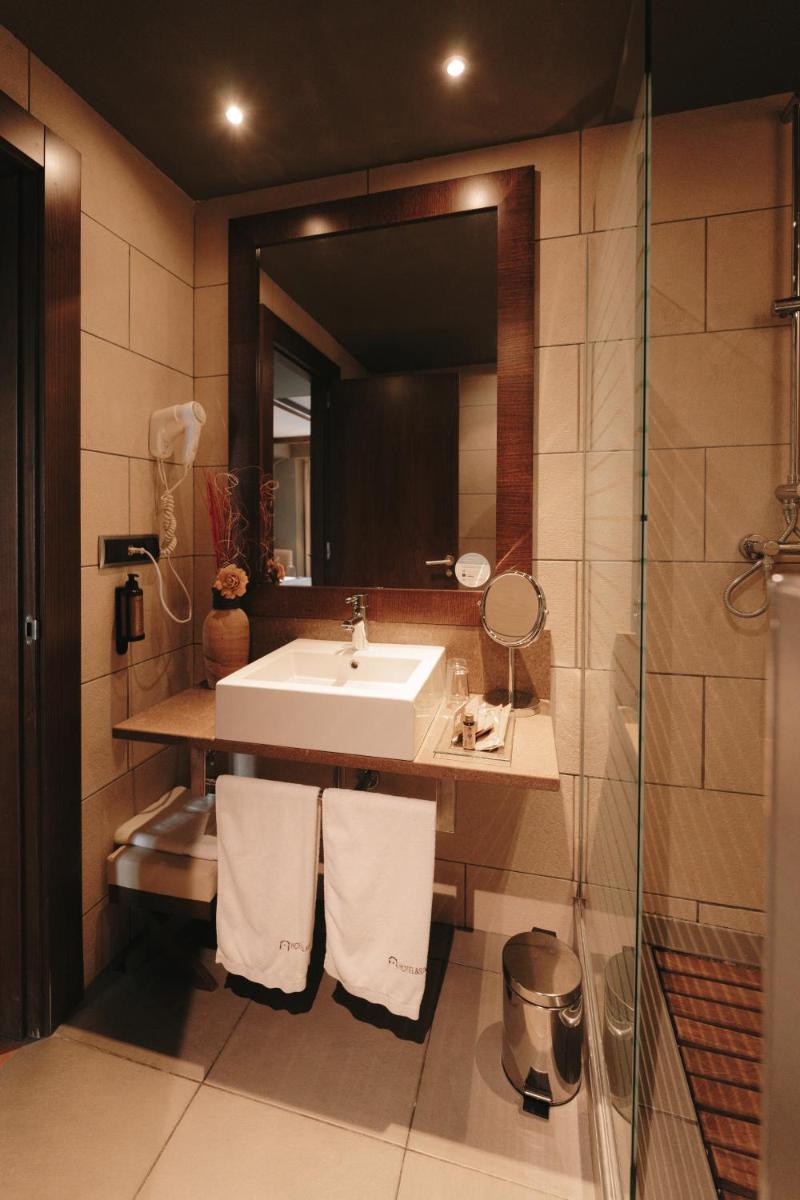 Un baño de Hotel Spa Balfagon
