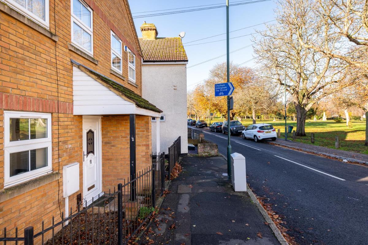 Cosy Retreat - SmartTV and Wi-Fi - Housity