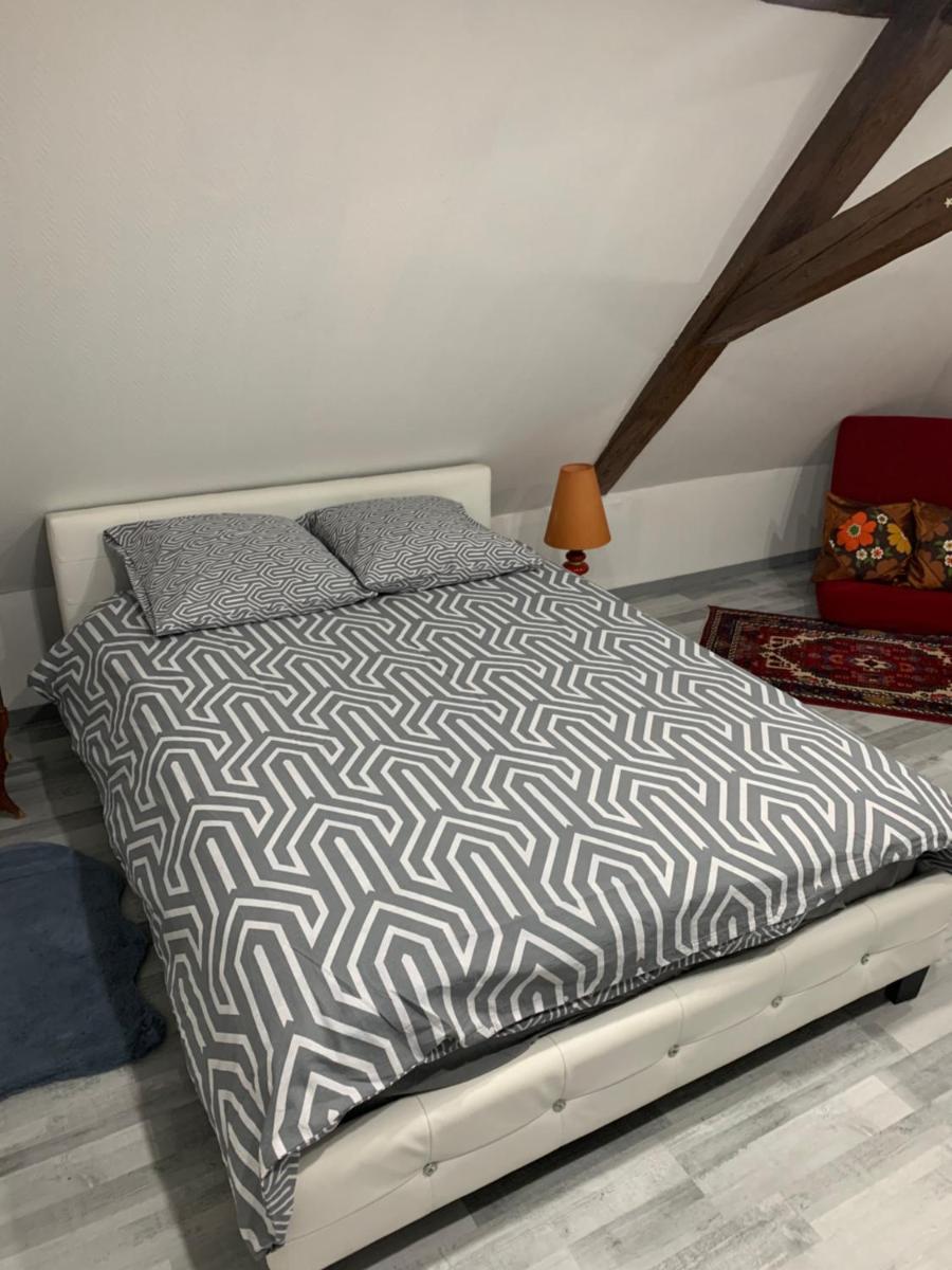Chambre rustique avec double lit et sa salle de bain privée - Housity