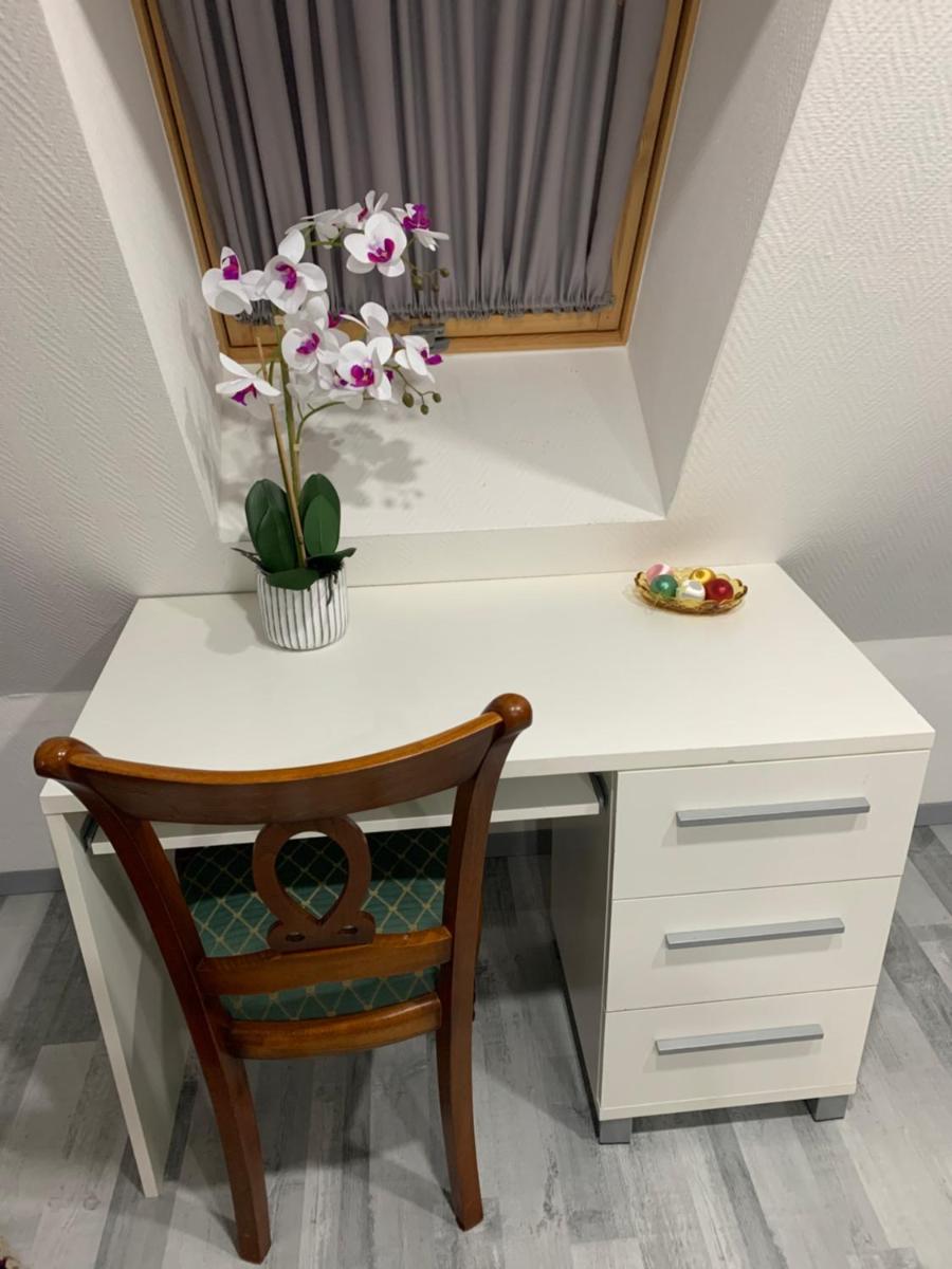 Chambre rustique avec double lit et sa salle de bain privée - Housity
