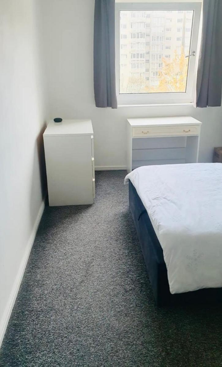 Minimalist serene room - Housity