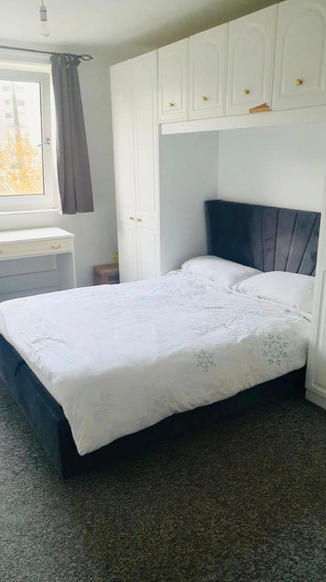 Minimalist serene room - Housity