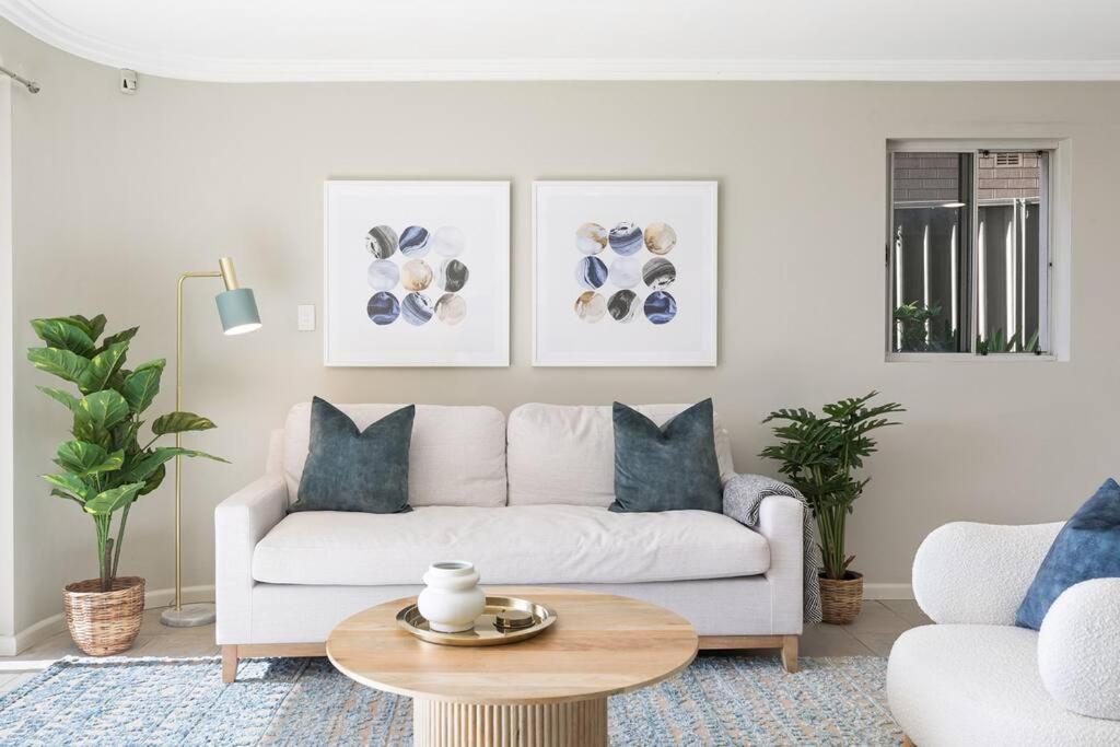 King Bedroom Waterfront Courtyard Apartment - Housity