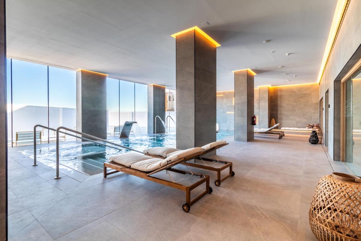 una habitación con piscina y una piscina en Hotel El Mirador, en Loja
