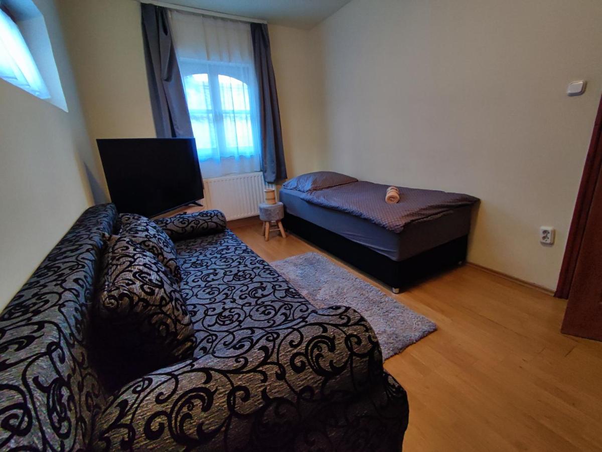 Váralja Vendégház - Housity