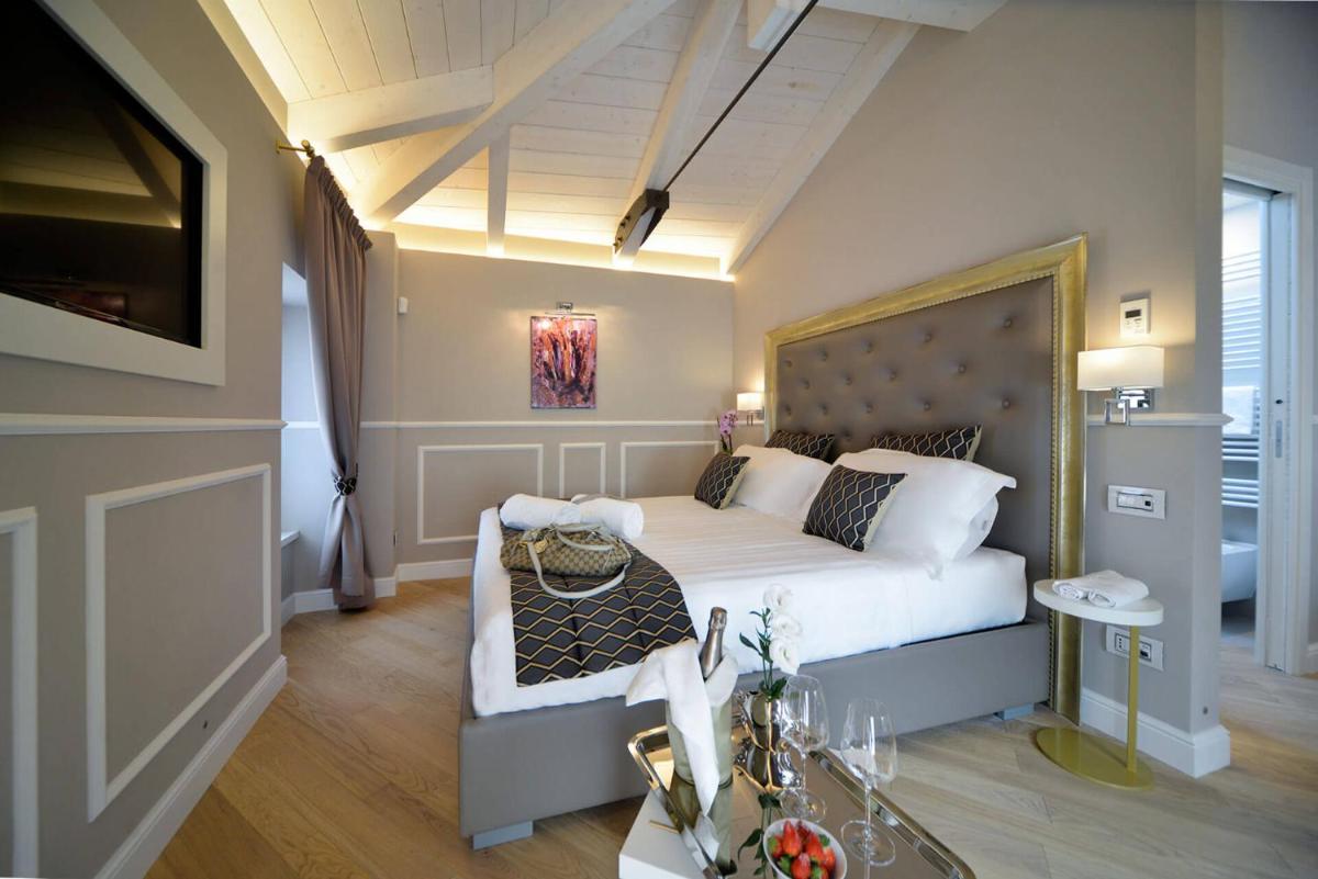 Eleìra Luxury Accomodations - Hizvo