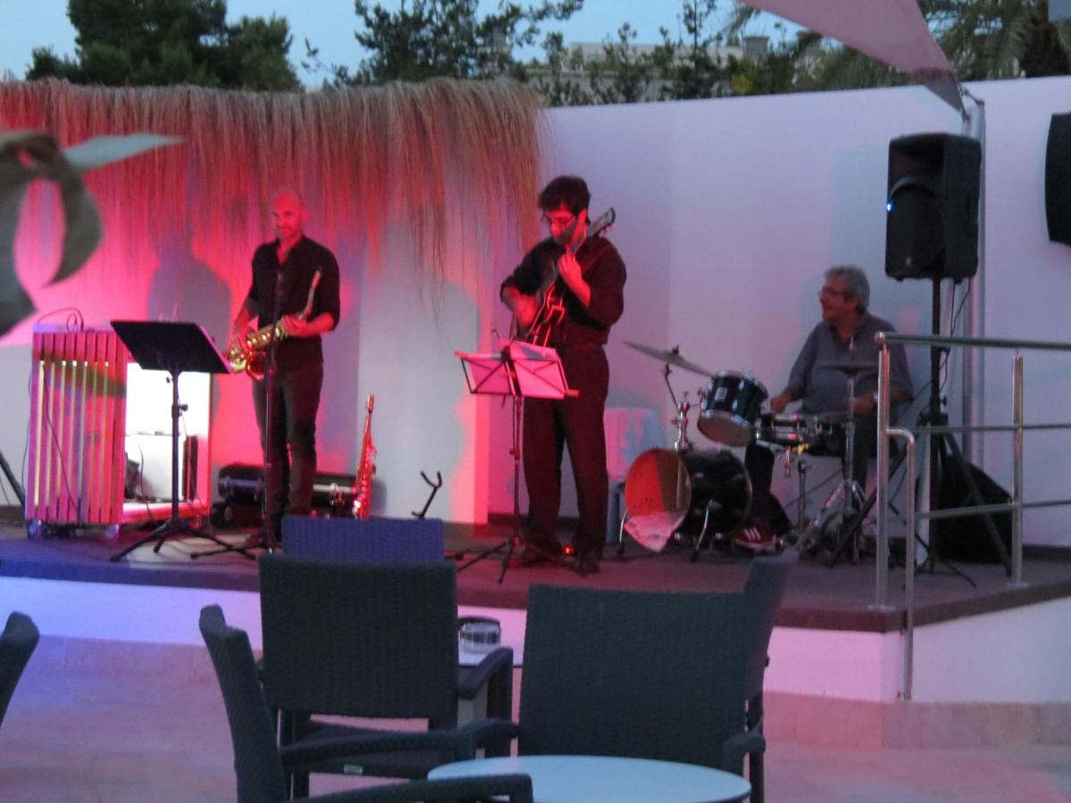 un grupo de personas tocando música en un escenario en BG Pamplona, en Playa de Palma